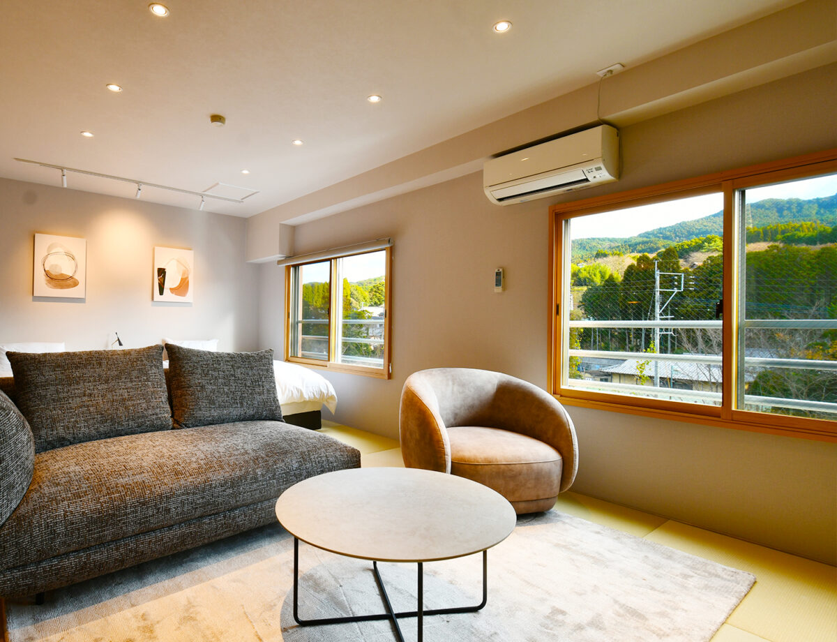 専用ダイニングとリビングを備えたモダン和洋室